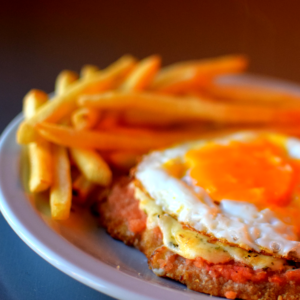 Milanesa de pollo especial a caballo con papas