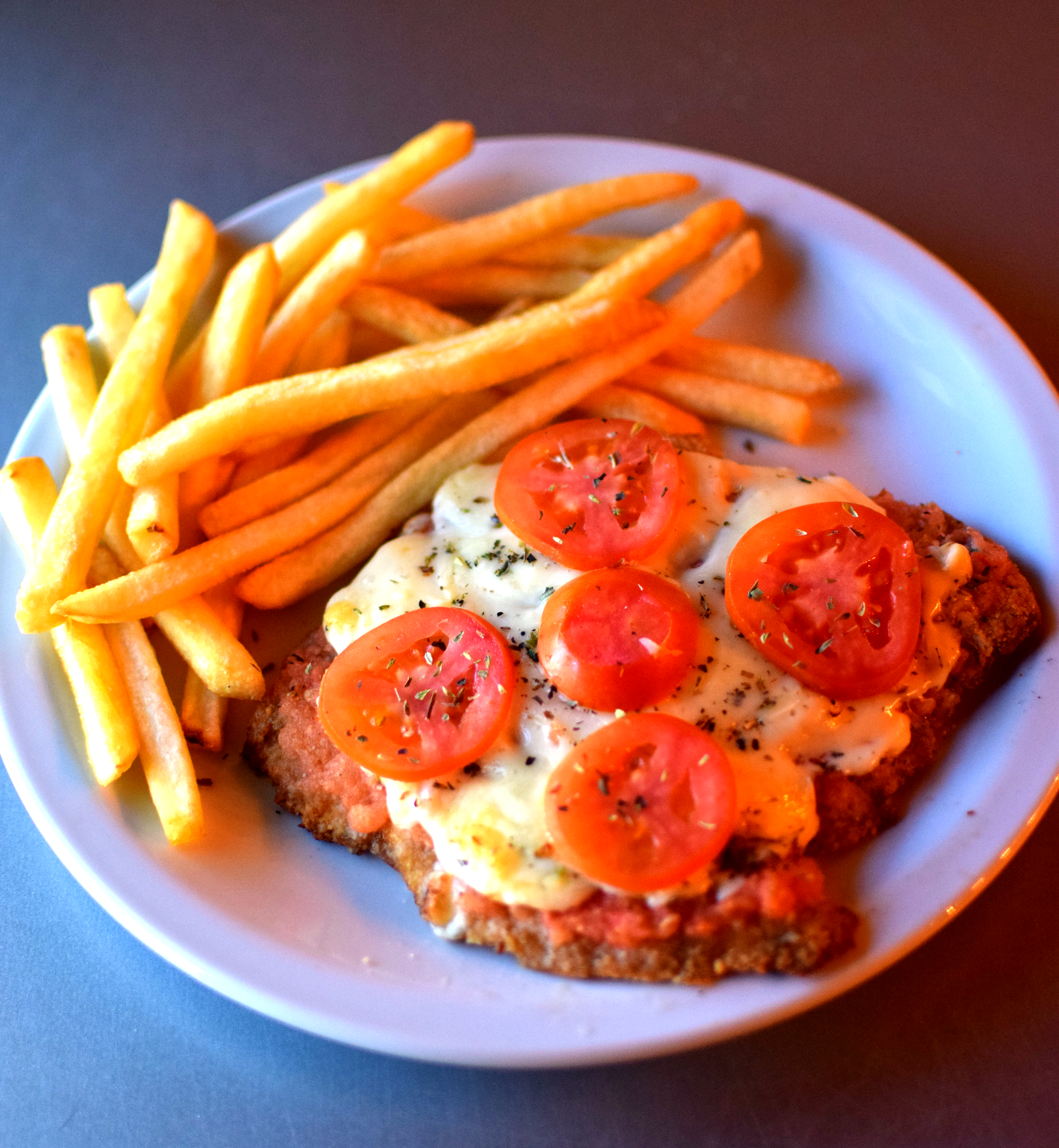 Milanesa de carne napolitana con papas
