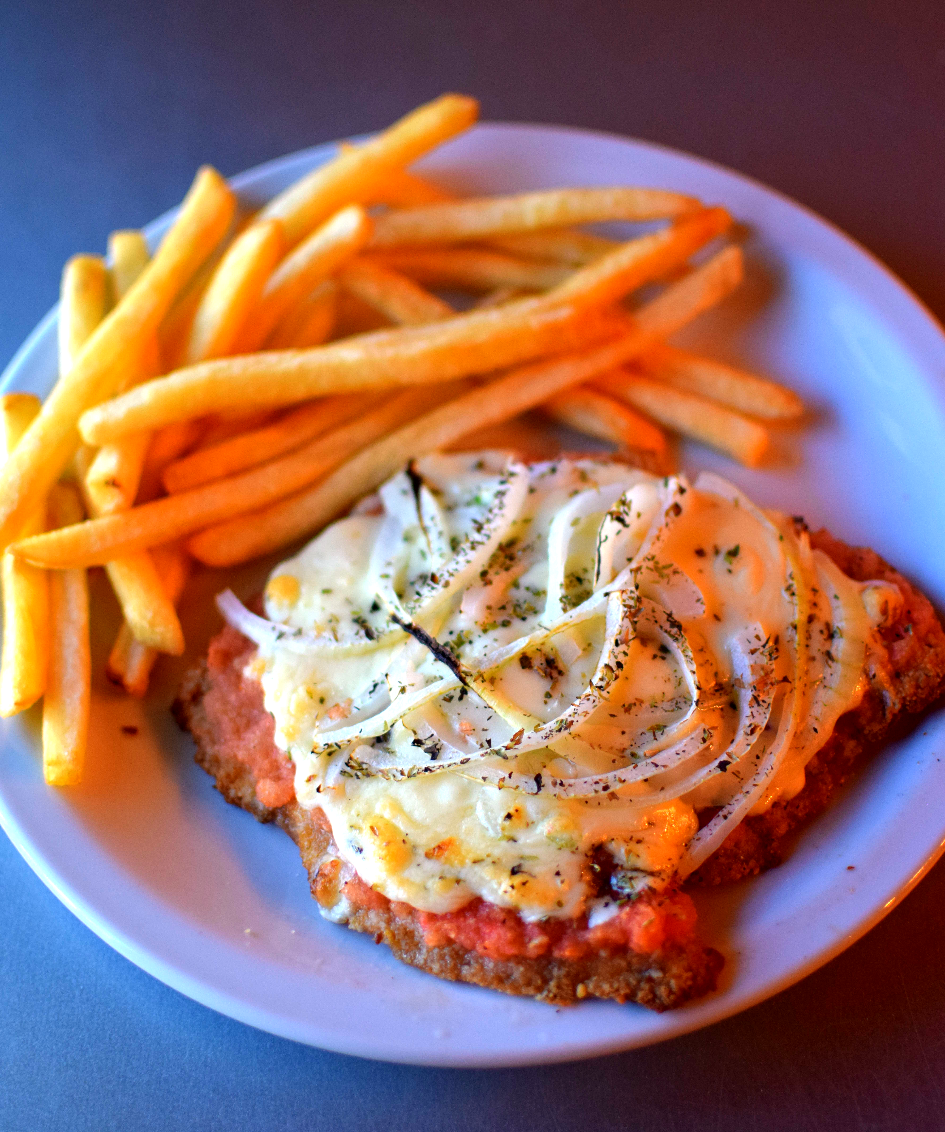 Milanesa de carne fugazzeta con papas